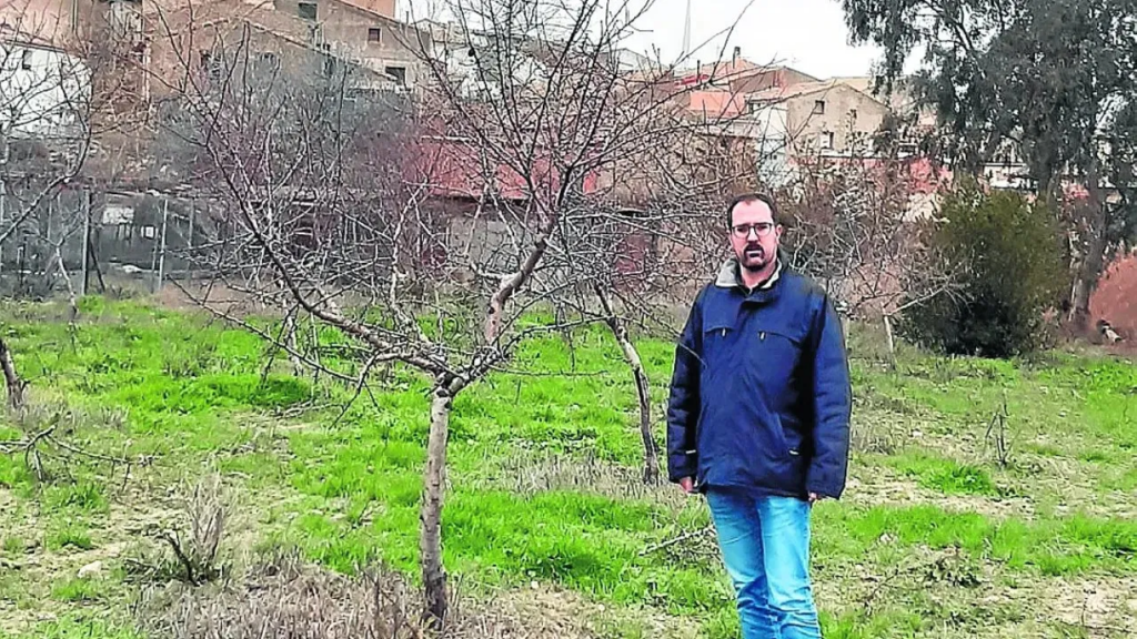 Víctor Corbacho entre los almendros de Las Pedrosas, Cinco Villas