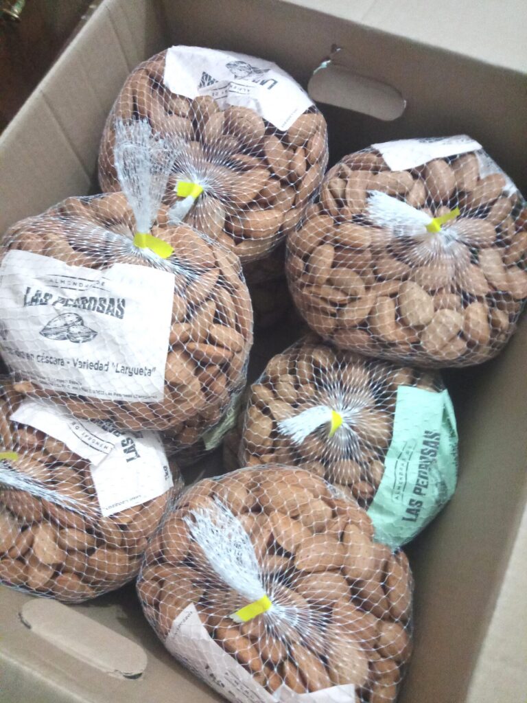 Caja de envío abierta con mallas de almendra en cáscara de Las Pedrosas