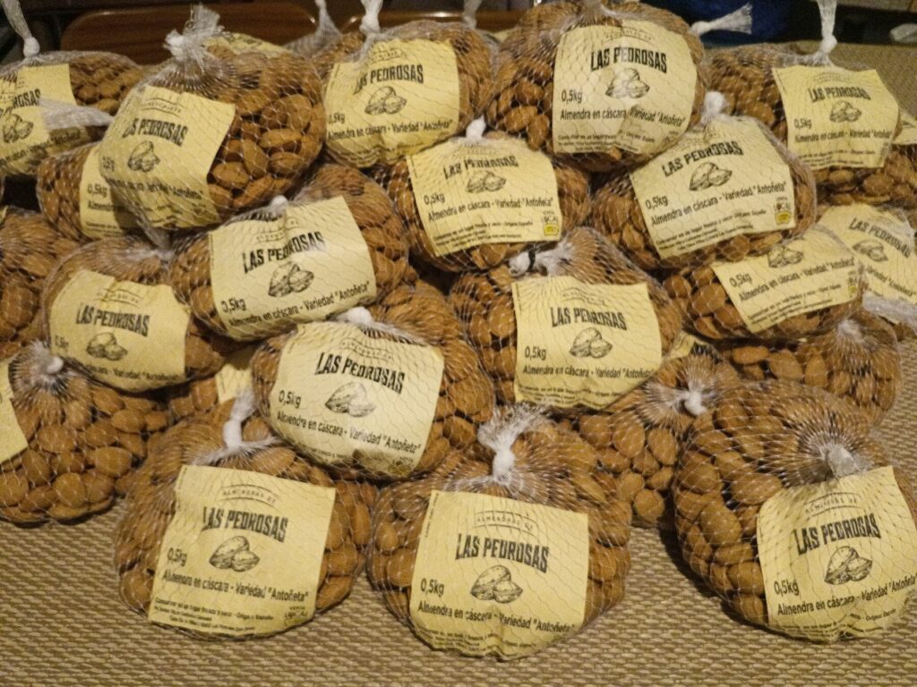 Mallas de medio kilo de almendra en cáscara de Las Pedrosas