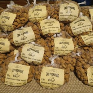 Mallas de medio kilo de almendra en cáscara de Las Pedrosas
